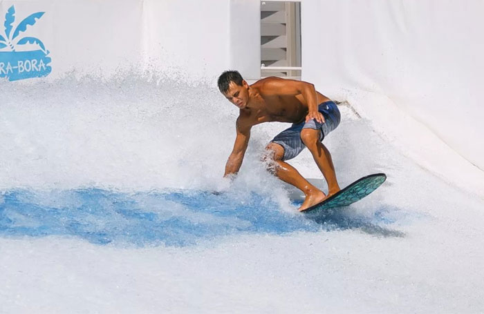 Аттракцион - волна для flow серфинга в аквакомплексе «Бора-Бора»